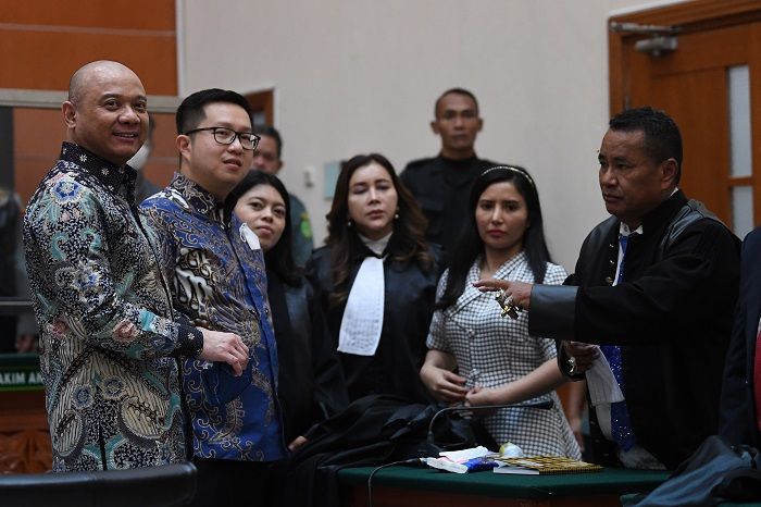 Terdakwa kasus peredaran narkotika jenis sabu Irjen Pol Teddy Minahasa (kiri) berdiskusi dengan kuasa hukumnya, Hotman Paris Hutapea (kanan) seusai sidang pembacaan putusan di Pengadilan Negeri Jakarta Barat, Jakarta, Selasa (9/5/2023). Mantan Kapolda Sumatra Barat tersebut divonis hukuman penjara selama seumur hidup. ANTARA FOTO/Sigid Kurniawan/foc.