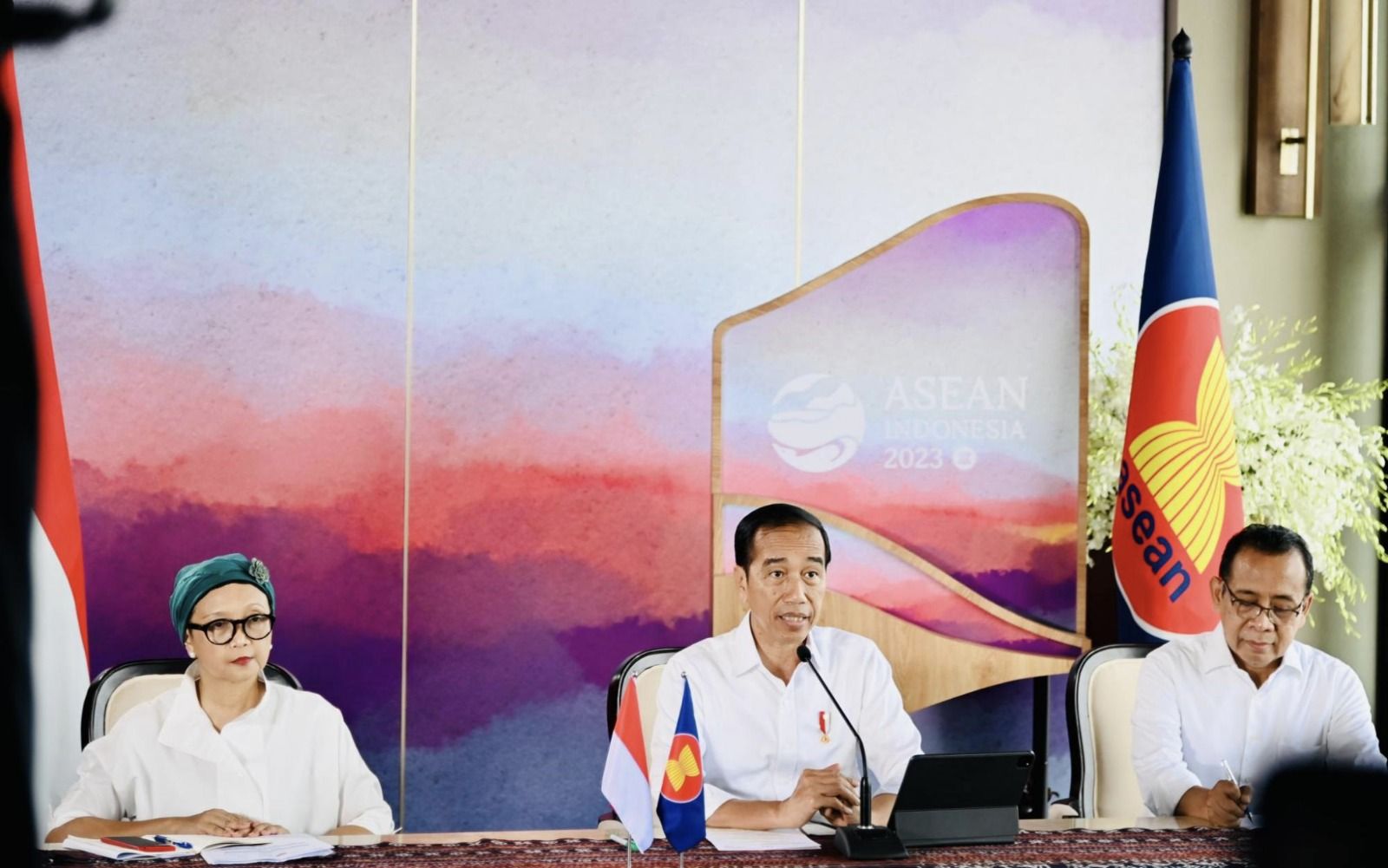 Presiden Jokowi dalam konferensi pers di Hotel Meruorah, Kabupaten Manggarai Barat, Provinsi Nusa Tenggara Timur, Senin (8/5/2023).