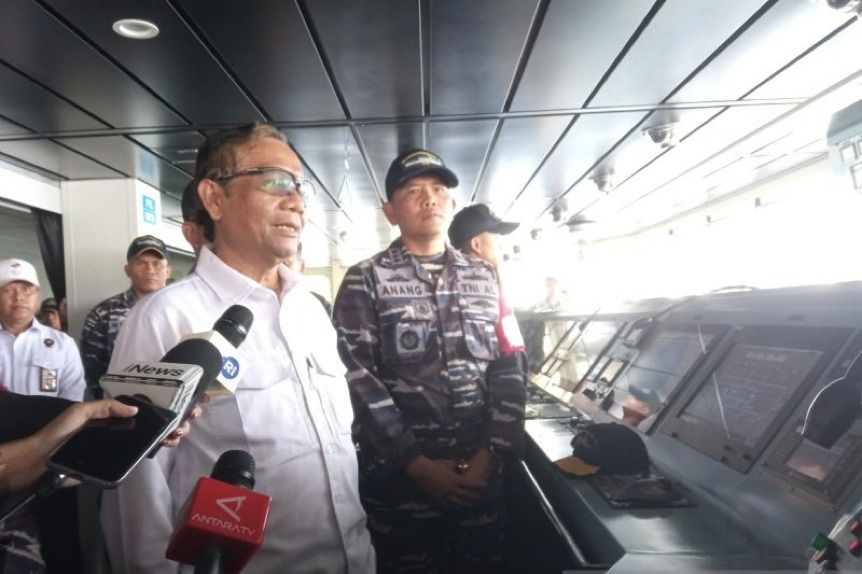 Menko Polhukam Mahfud MD saat mengunjungi Kapal Perang Republik Indonesia (KRI) dr. Wahidin Sudirohusodo di Labuan Bajo, NTT.