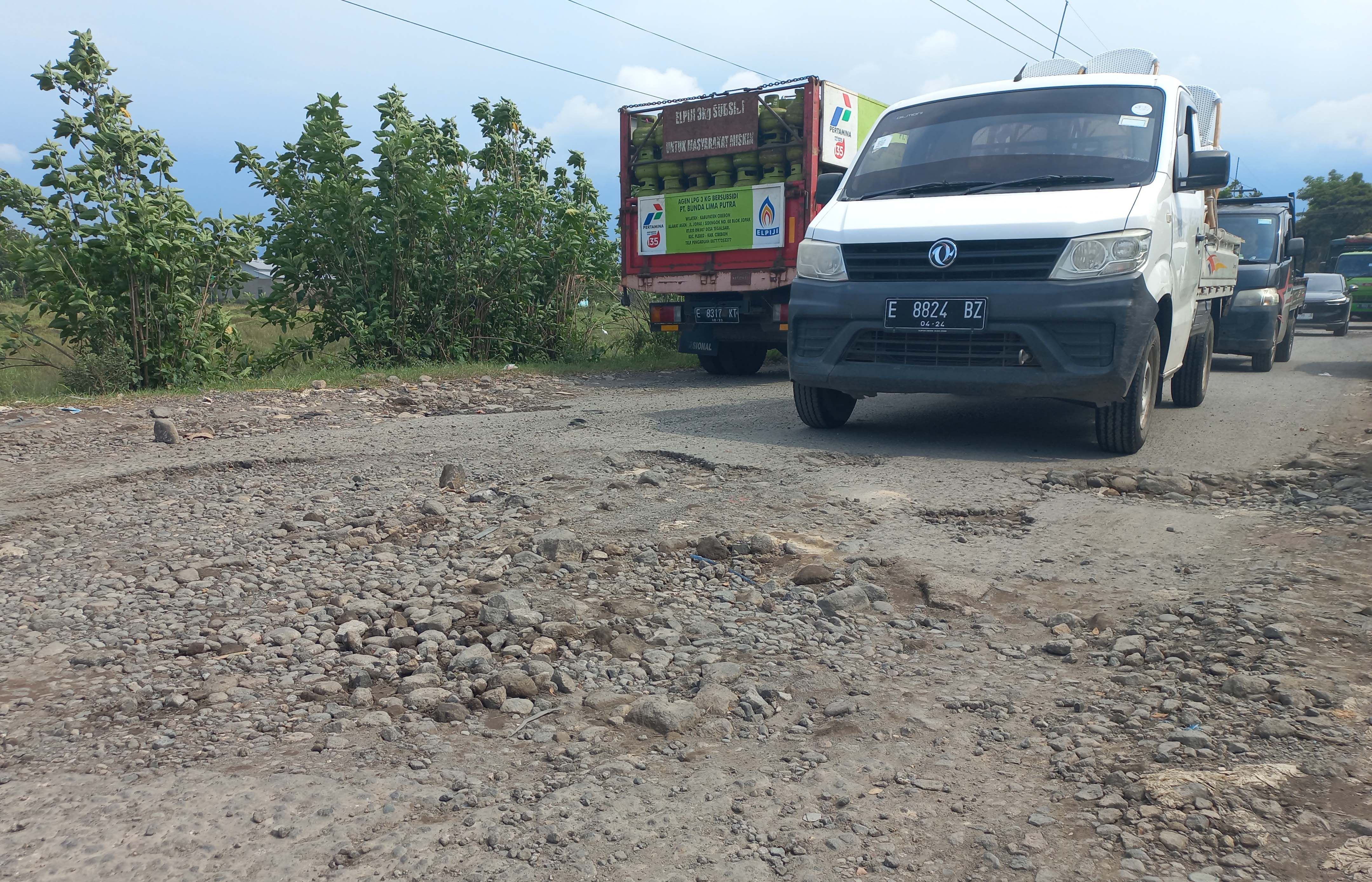 Jalan rusak di Kabupaten Cirebon.