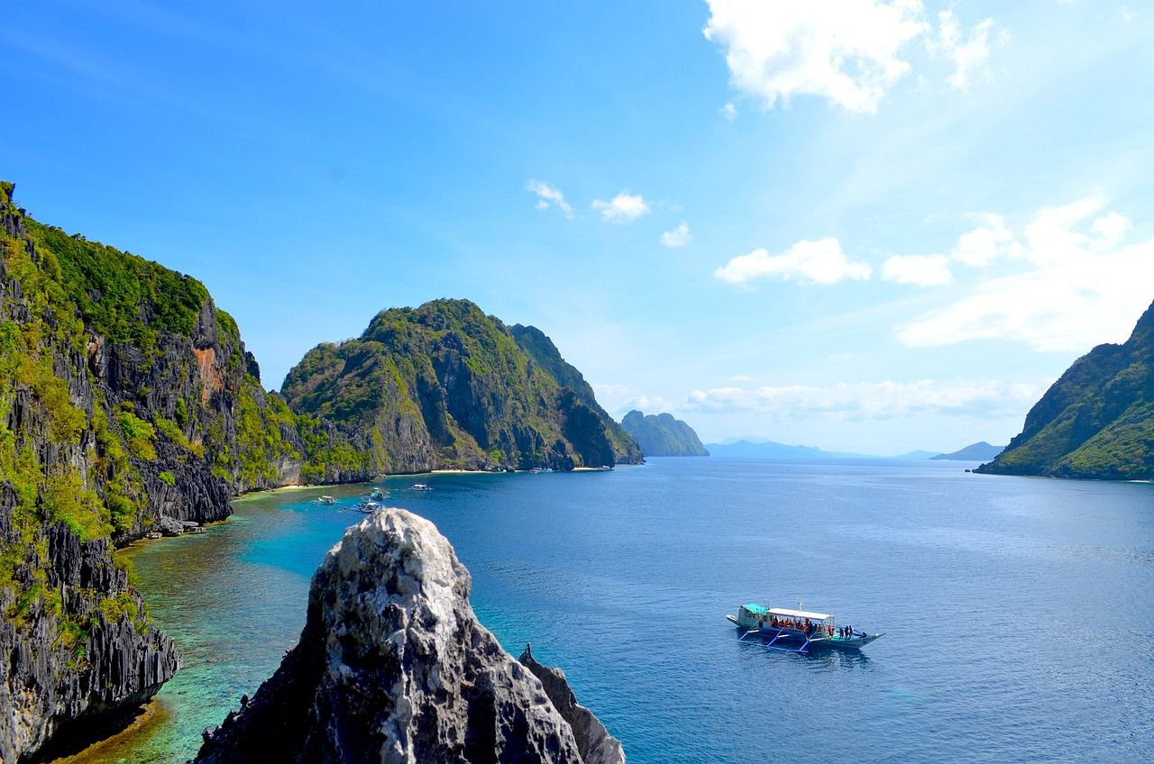   Filipina, sebuah negara kepulauan yang terletak di Asia Tenggara, terkenal dengan keindahan alamnya yang luar biasa. Ada banyak tempat wisata menarik yang dapat dikunjungi di Filipina, mulai dari pantai-pantai yang indah hingga gunung-gunung yang menakjubkan. Berikut adalah 7 tempat wisata terbaik