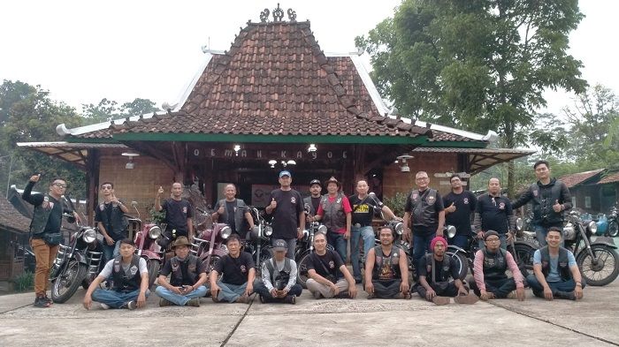 Anggota MACI Cabang Cirebon tetap eksis dengan motor antik, klasik, dan unik.*  