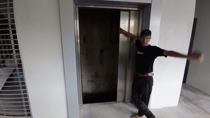 Lift yang terdapat di GCC Kota Tasikmalaya, rupanya lift bekas.*