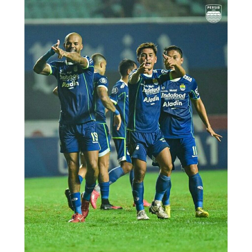 Persib Bandung berniat mendatangkan bek tengah yang pernah menyentuh nilai Rp 112 miliar.
