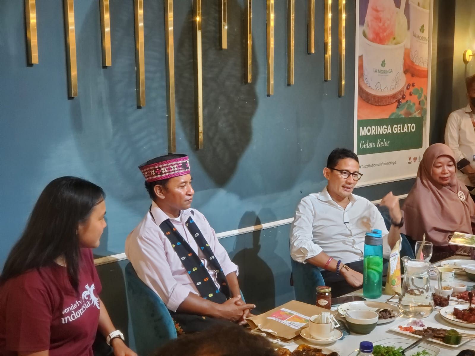 Menparekraf Sandiaga Uno Berbincang dengan Para Pelaku UMKM disela kunjungannya di Labuan Bajo