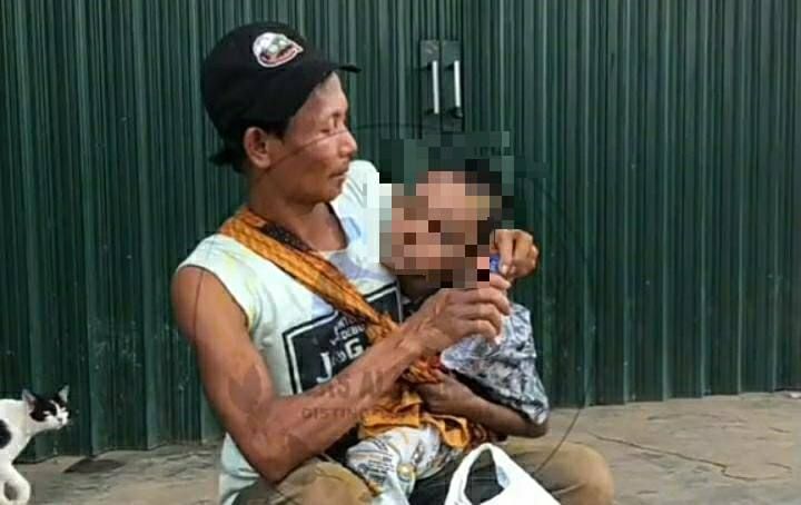 Video Seorang Pria Gendong Bocah Disabilitas Jual Tissue di Pesawaran, Lampung