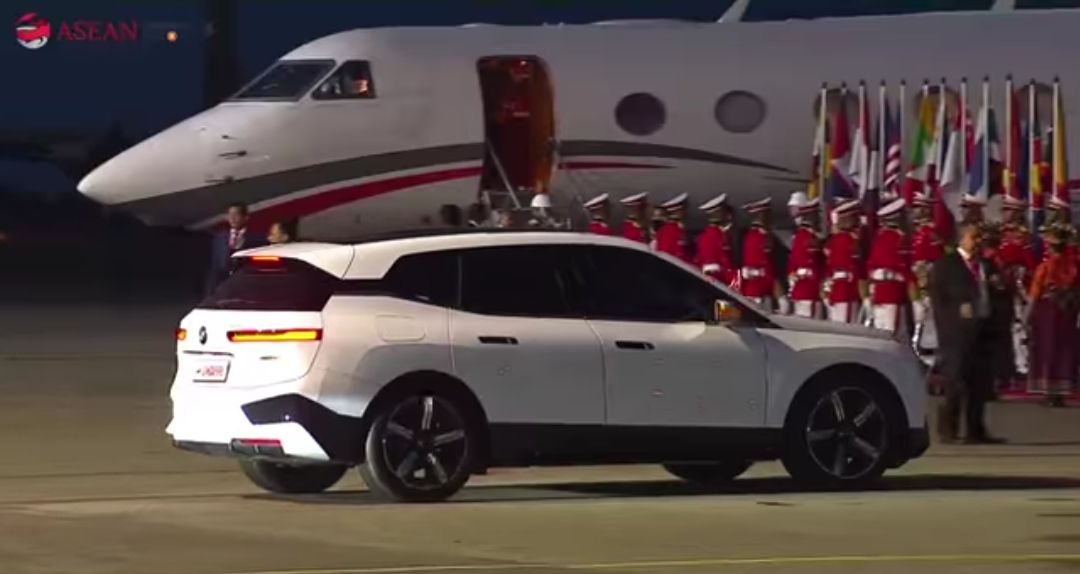 Mobil Putih disiagakan di Bandara Internasional Komodo, Labuan Bajo, Kabupaten Manggarai Barat, Provinsi Nusa Tenggara Timur untuk menyambut Kepala Negara Anggota ASEAN.