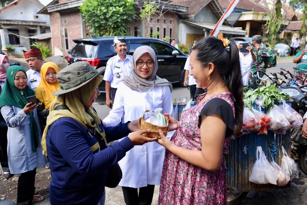 Bupati memantau penyaluran bantuan penanganan stunting dan mengurangi angka kematian ibu atau bayi saat melahirkan.
