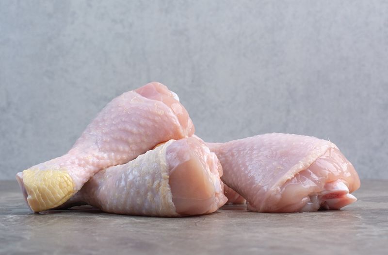 Ilustrasi daging ayam yang disimpan di kulkas