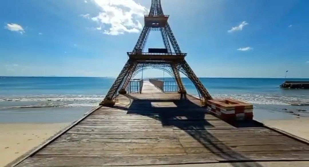Replika menara Eiffel yang berdiri di bibir Pantai Ciputih