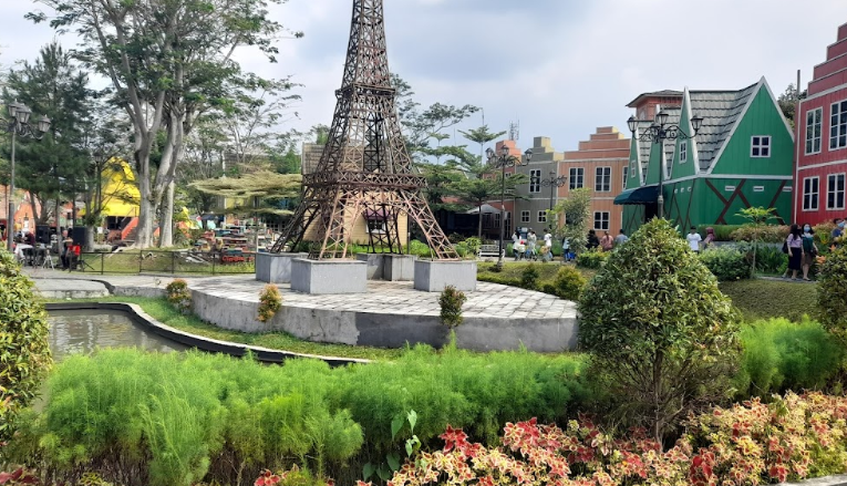 Salah satu spot foto instagramable di Devoyage Bogor, cek tempat wisata lainnya yang dekat Stasiun kereta api.