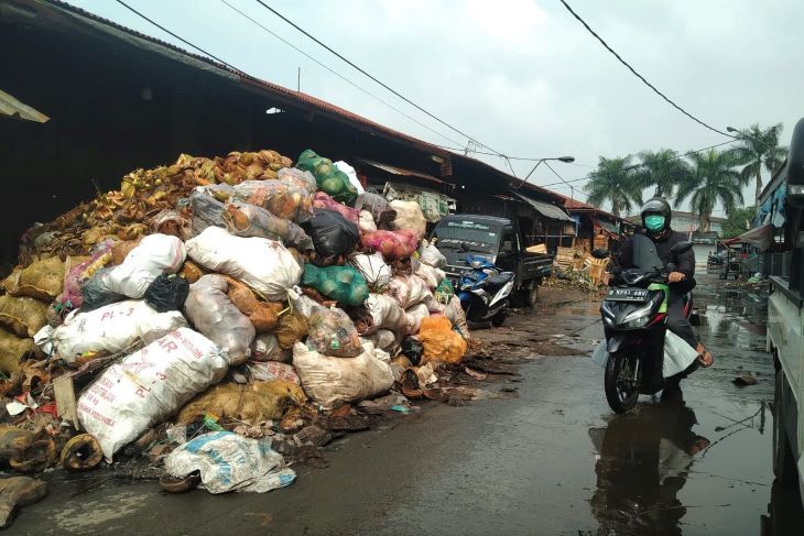 Bukit sampah hampir di setiap blok Pasar Induk Gedebage Kota Bandung masih belum kunjung diangkut Perumda Pasar dan pengelola  pasar diminta PLH Walikota Bandung EmaSumarna segera mengatasi darurat sampah.
