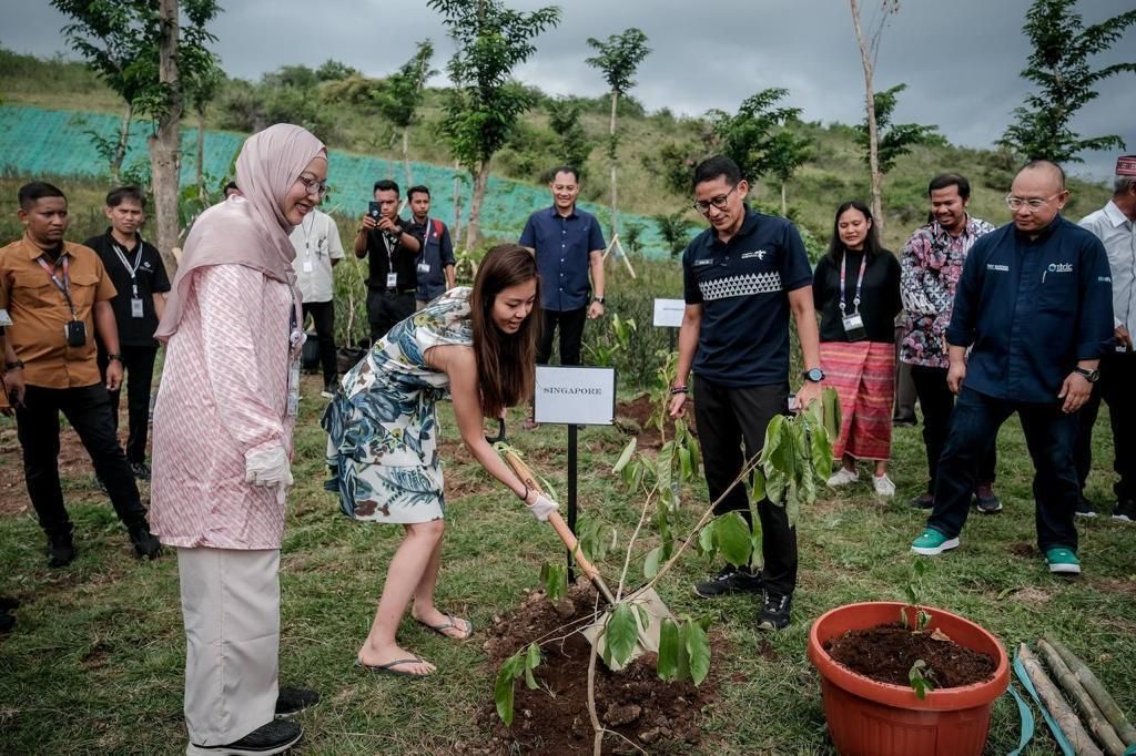 Menparekraf RI, Sandiaga Uno saat menanam anakan pohon Munting di Kawasan MICE Golo Mori, Rabu (10/5/2023).