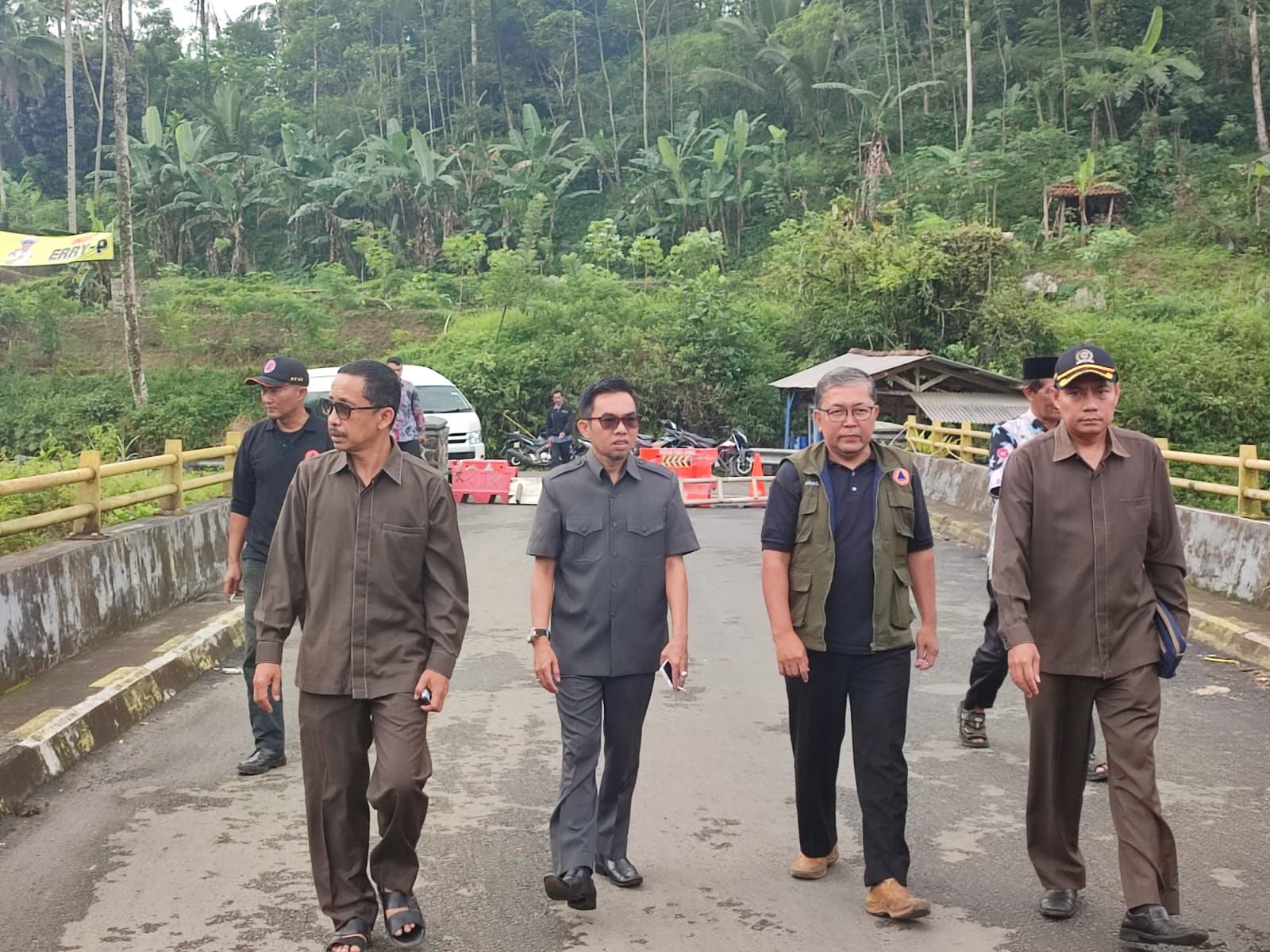 Komisi 3 DPRD Kabupaten Tasikmalaya melakukan peninjauan ke lokasi amblesnya jalan penghubung Jembatan Cidugaleun Kecamatan Cigalontang Kabupaten Tasikmalaya, Kamis 11 Mei 2023.*/kabar-priangan.com/istimewa