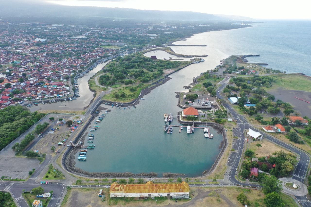 Pemandangan Pantai Boom Banyuwangi dari atas 