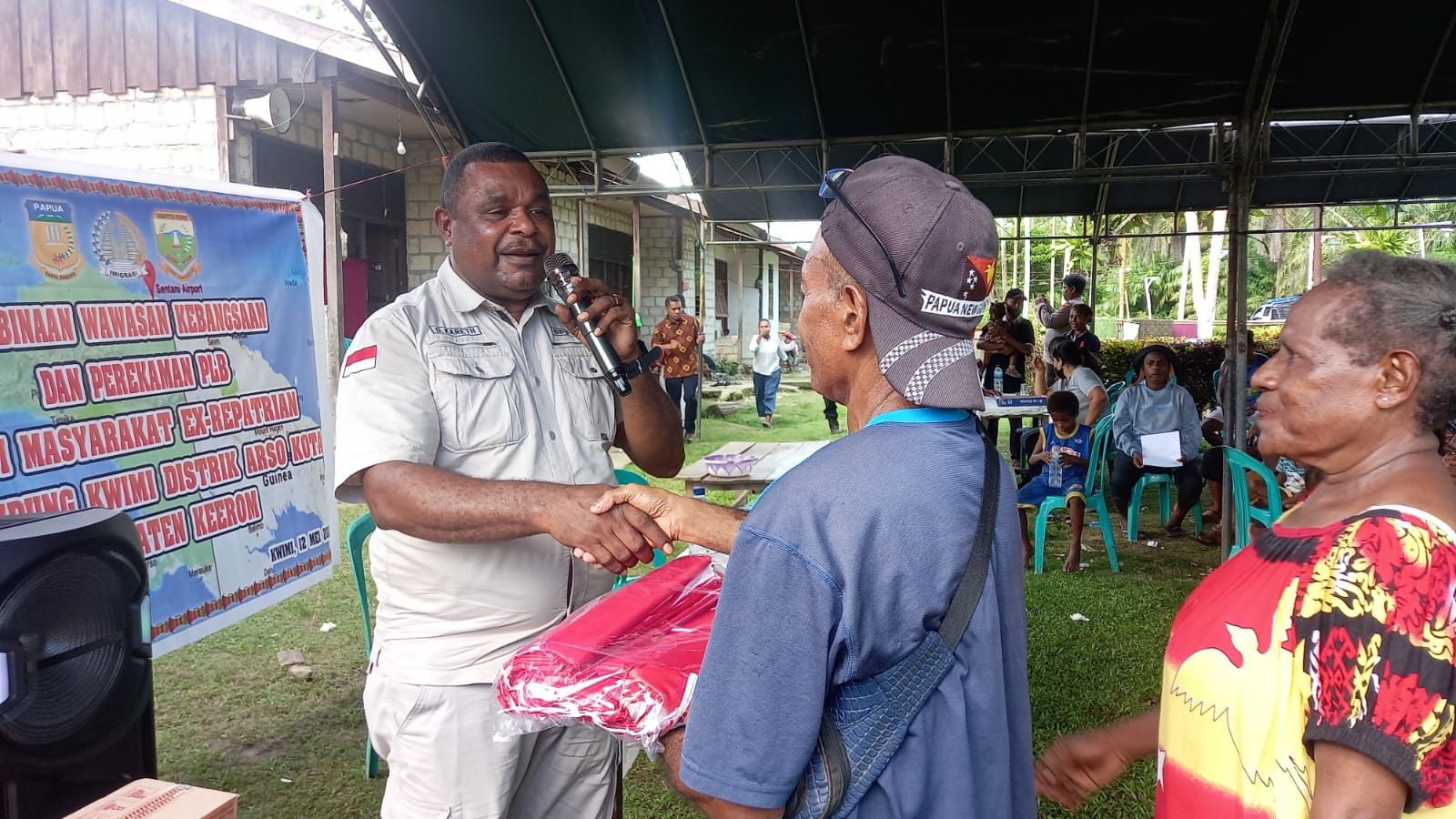Suasana Kepala Bidang Pengelolaan Batas Wilayah Badan Pengelola Perbatasan dan Kerja sama Provinsi Papua, Dolfinus Kareth menyerahkan bantuan bahan makanan (bama) kepada warga ex-repatrian di Kampung Kwimi, Distrik Arso Kota, Kabupaten Keerom