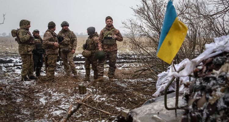 Prajurit Ukraina berdiri di posisi mereka dekat garis depan, di tengah serangan Rusia terhadap Ukraina, di wilayah Donetsk, Ukraina, pada 1 Februari 2023. 