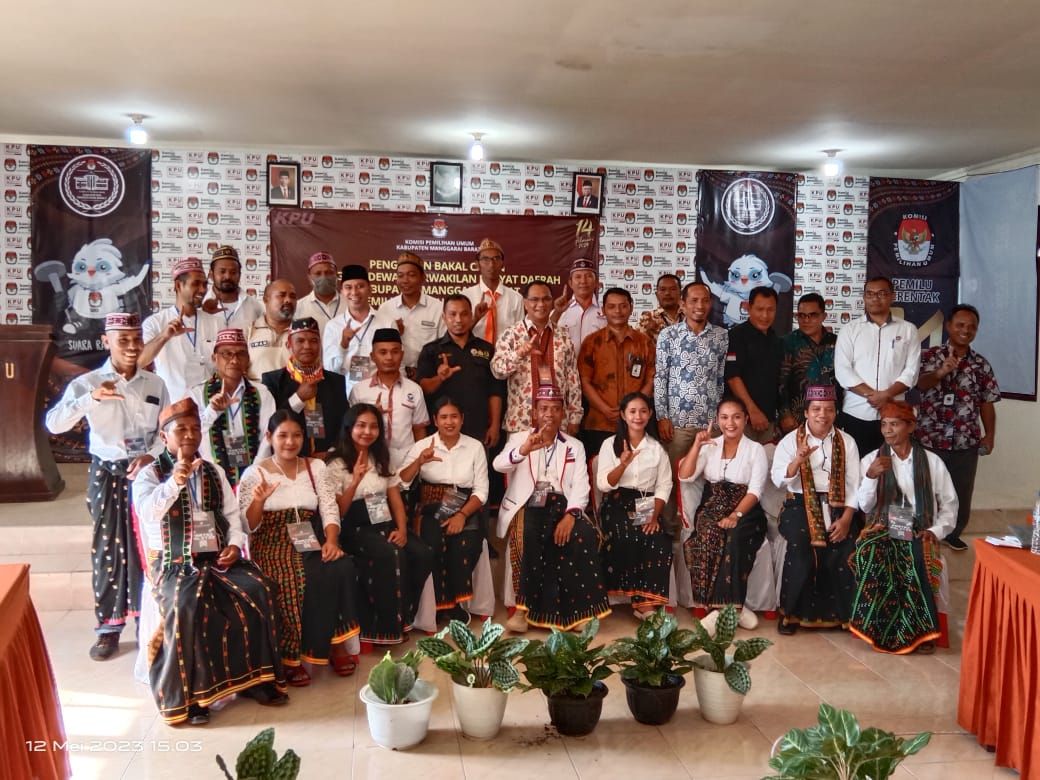 Bacaleg Partai Perindo Manggarai Barat foto bersama KPUD usai menyerahkan berkas pendaftaran Bacaleg di KPUD Mabar, NTT, Jumat (12/5/2023).