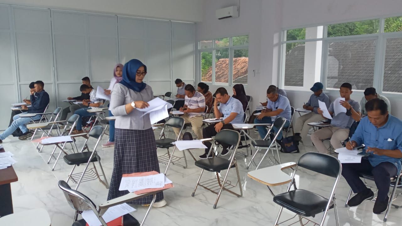 Tiap weekend berkesempatan berbagi ilmu dengan menjadi dosen di Undaris Semarang.