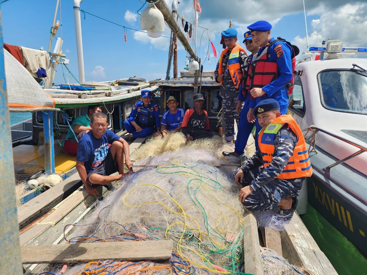Personil Direktorat Polairud Polda Babel, Satuan Polair Polres Bangka Tengah, TNI Angkatan Laut Sungai Selan dan stakeholder terkait melakukan sambang nelayan.