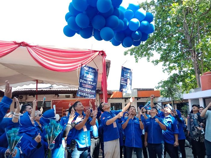 Ketua DPC Partai Demokrat Kota Bandung Aan Andi Purnama dan pengurus DPC melepaskan balon ke udara, di kantor KPU Kota Bandung, Minggu, 14 Mei 2023./Lucky M Lukman/Galamedianews