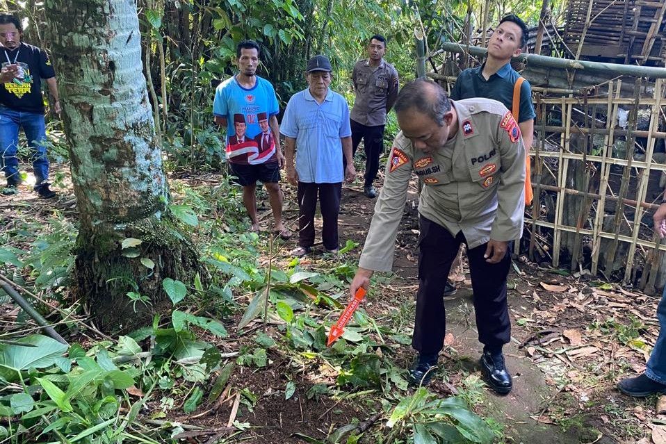 Penderes Nira di PurbaIingga Tewas Jatuh dari Pohon Kelapa