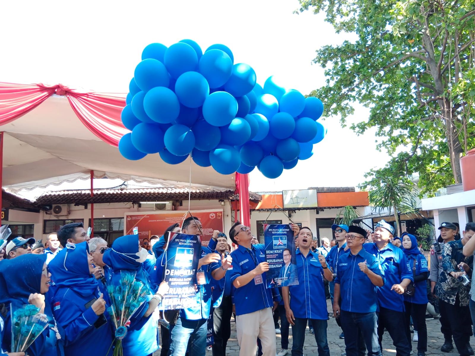 Ketua DPC Partai Demokrat Kota Bandung Aan Andi Purnama melepas balon di Kantor KPU Kota Bandung Jalan Soekarno Hatta usai mendaftarkan 50 bacalegnya