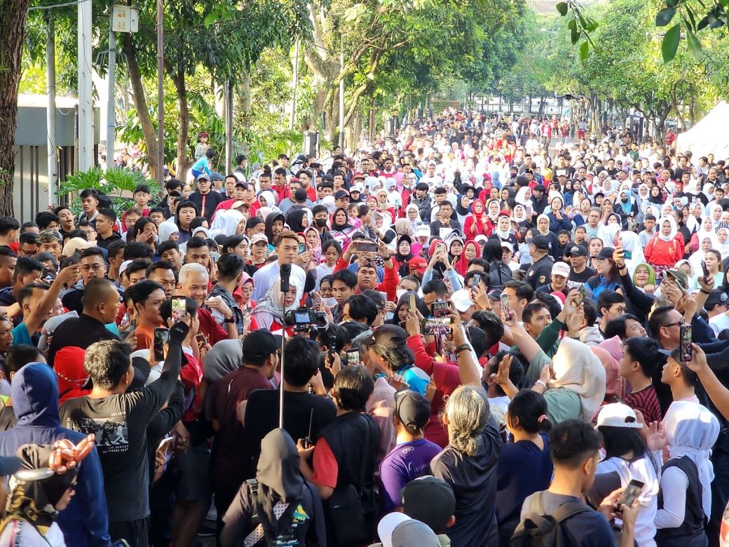 Ganjar Pranowo disambut meriah ribuan warga Bandung yang didominasi anak muda tengah berolahraga di Lapangan Gasibu Jalan Diponegoro, Kota Bandung, Minggu (14/5/2023).  Foto: PDIP