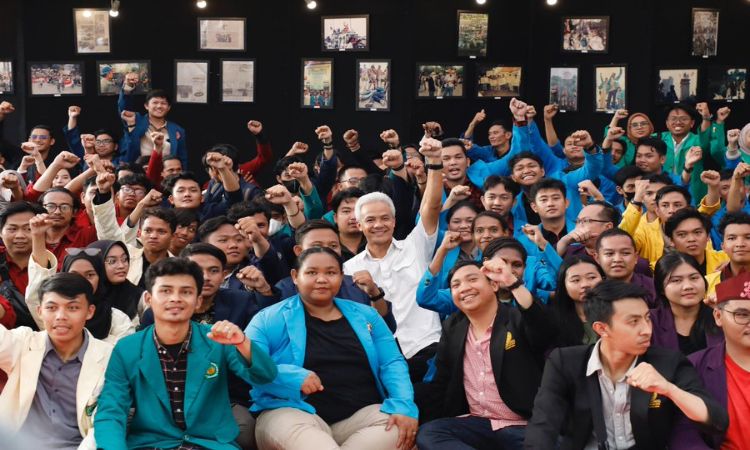 Ganjar Pranowo, Calon Presiden RI, menghadiri pameran foto 25 Tahun Reformasi yang digelar kawan-kawan Pena 98