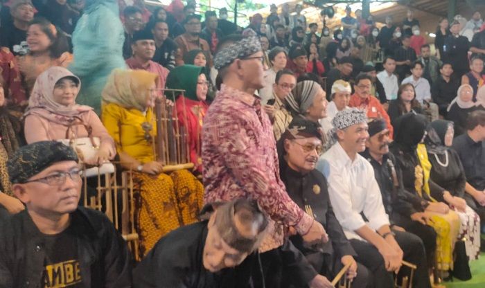 Capres dari PDIP Ganjar Pranowo (baju putih) disamping Ketua AMS Noery Ispandji Firman dan pemilik Saung Angklung Udjo, Taufik Udjo, Minggu, 14 Mei 2023./IST