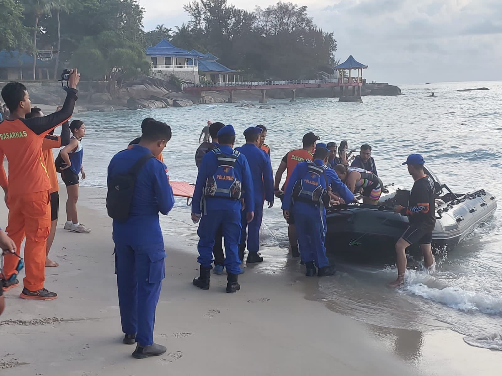 Personil Ditpolairud Polda Babel Ikut Mengamankan Event Triathlon, di Pantai Tanjung Pesona, Sungailiat, Kabupaten Bangka.
