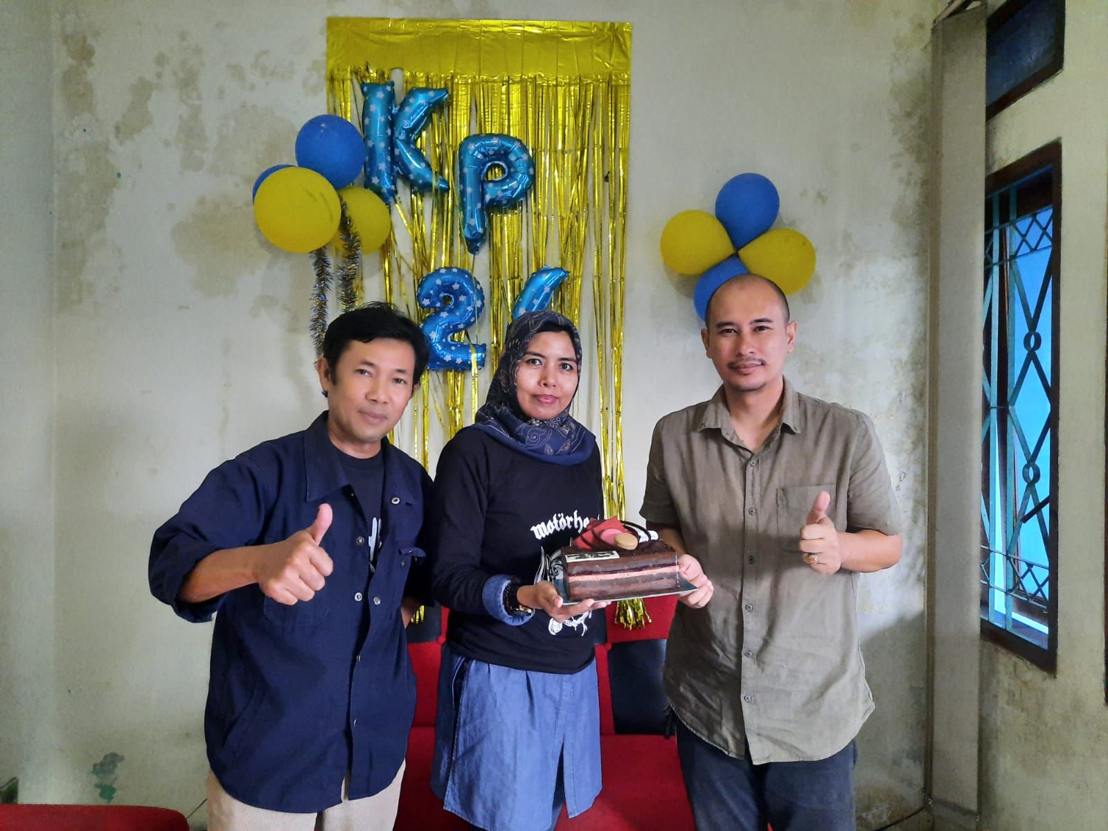 Primadani Ferdiansyah (Sub Branch Manager Sharp Tasikmalaya, kanan)  memberikan kue ulang tahun yang diterima Manajer Akuntansi Harian Umum  Kabar Priangan Helma Aprianti.*