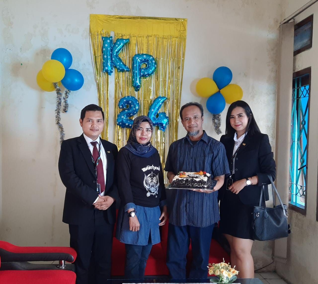 Perwakilan Hotel Santika Tasikmalaya Soni Suhendi (PR & Digital  Creative, kiri) dan Yeni Nispusari ( Assisten Sales Manager, keempat  dari kiri) memberikan kue ulang tahun yang diterima Pemimpin Redaksi  Harian Umum Kabar Priangan Zulkarnain Finaldi.