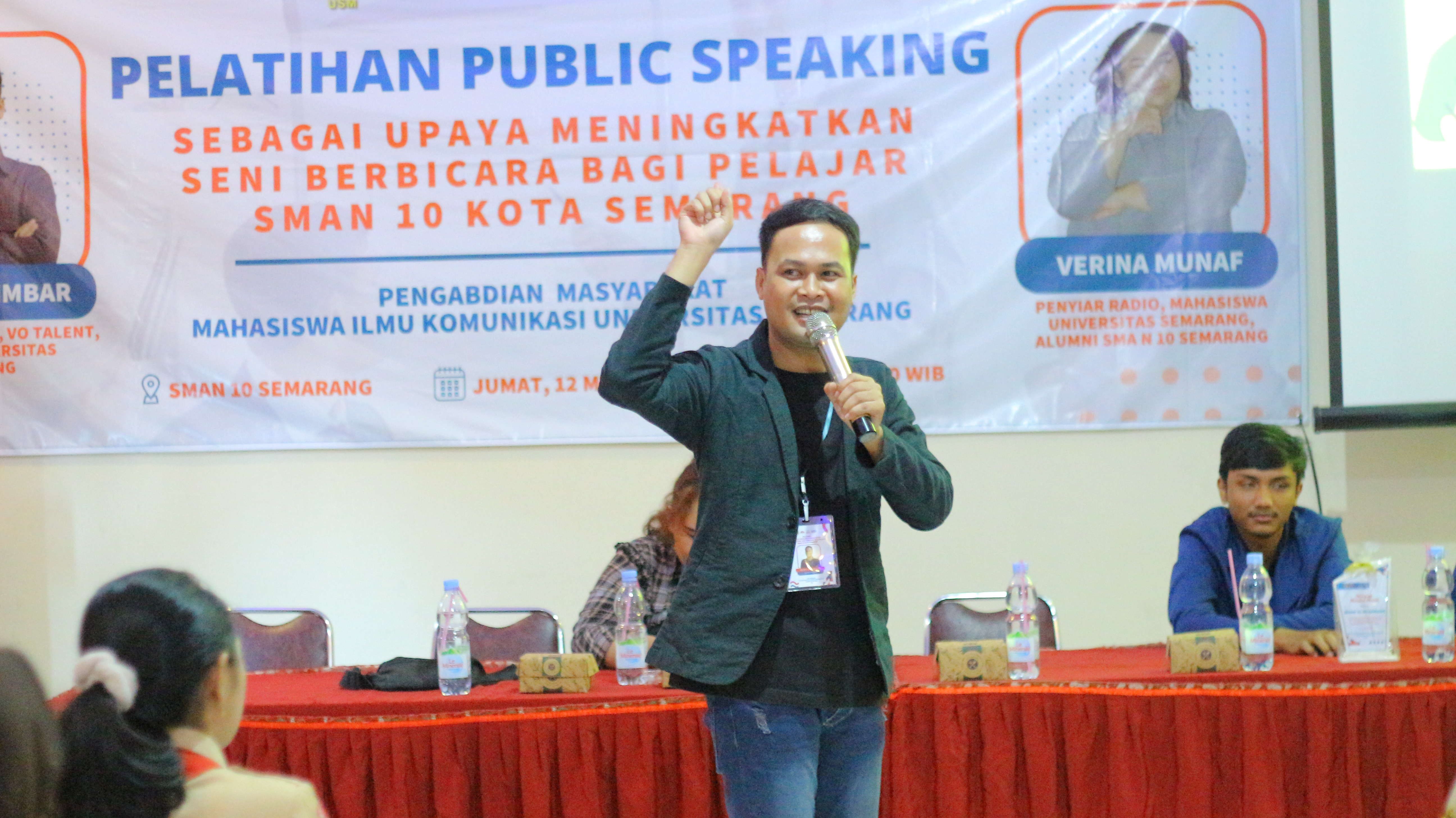 Perwakilan mahasiswa USM Semarang saat memberikan pelatihan Pubic Speaking di SMAN 10 Semarang.