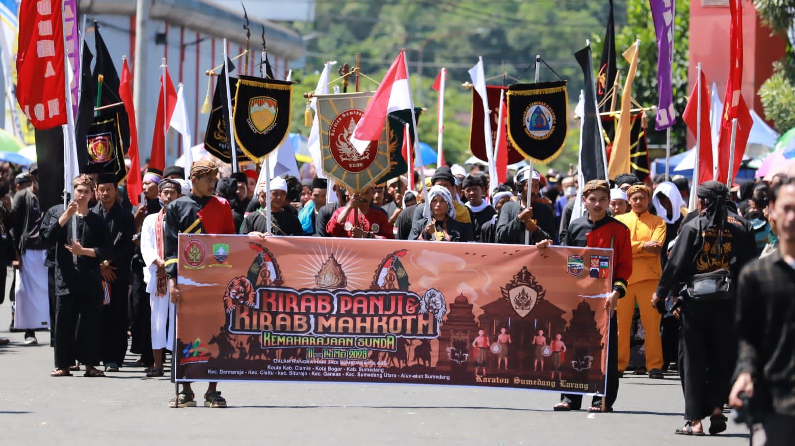 Kirab Panji dan Kirab Mahkota Kemaharajaan Sunda di Kabupaten Sumedang, Jawa Barat, Minggu, (14/5).