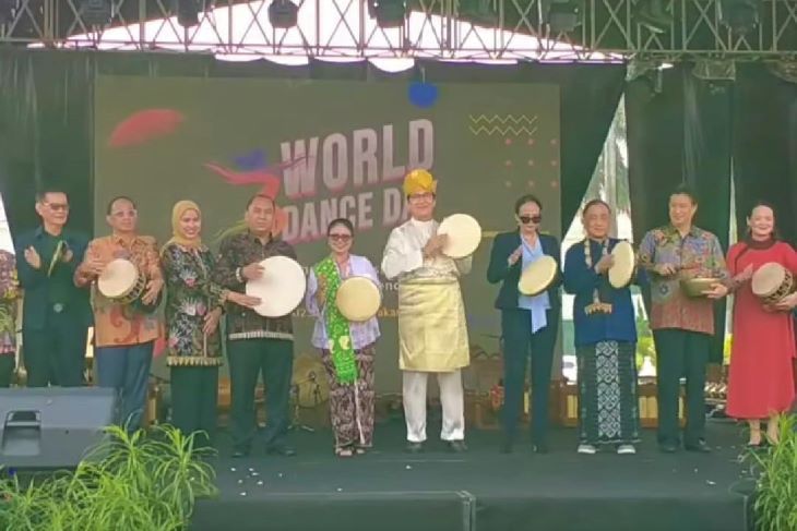 Ketua Umum Komite Seni Budaya Nusantara (KSBN) Pusat, Mayjen Purn Hendarji Soepanji bersama pimpinan delegasi sejumlah negara membuka acar World Dance Day 2023 di Kota Tua Jakarta.