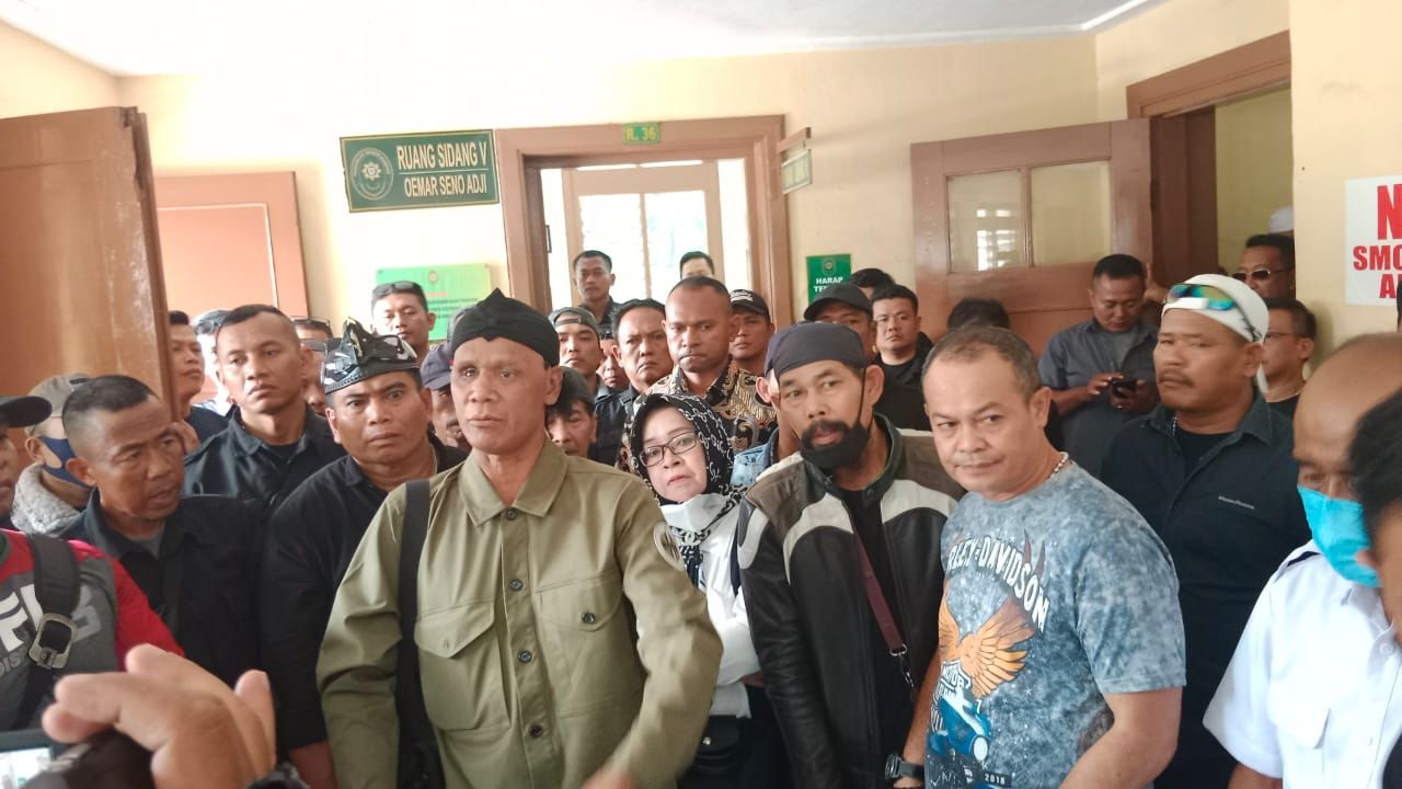 Hercules hadir di Pengadilan Tipikor Bandung. Hercules sendiri dikait kaitkan dengan kasus korupsi pengurusan kasus di MA, namun dia membantahnya