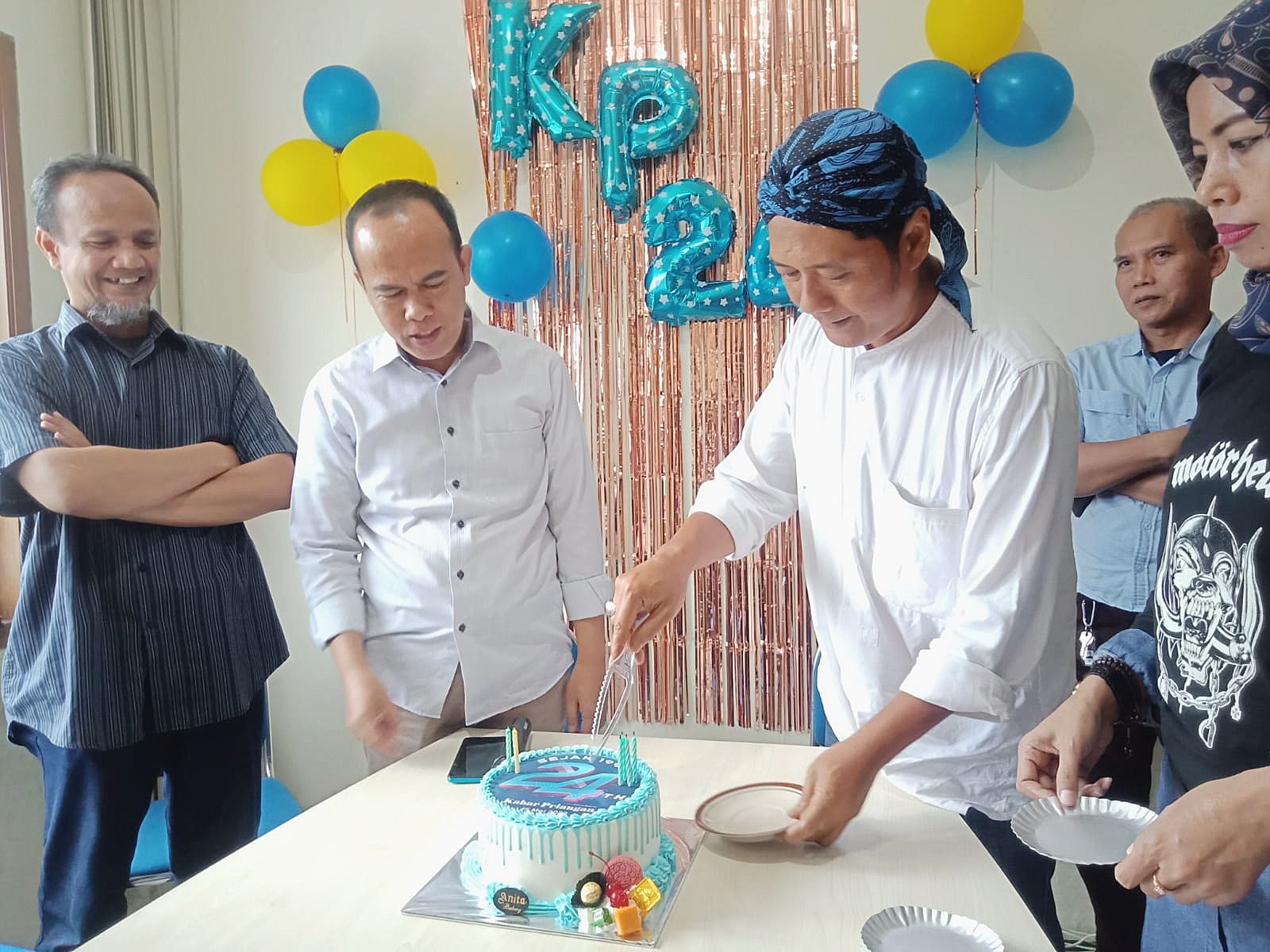 Direktur PT. Berkah Pikiran Rakyat Alamsyah Sakti Wibiwo tengah memotong kue.