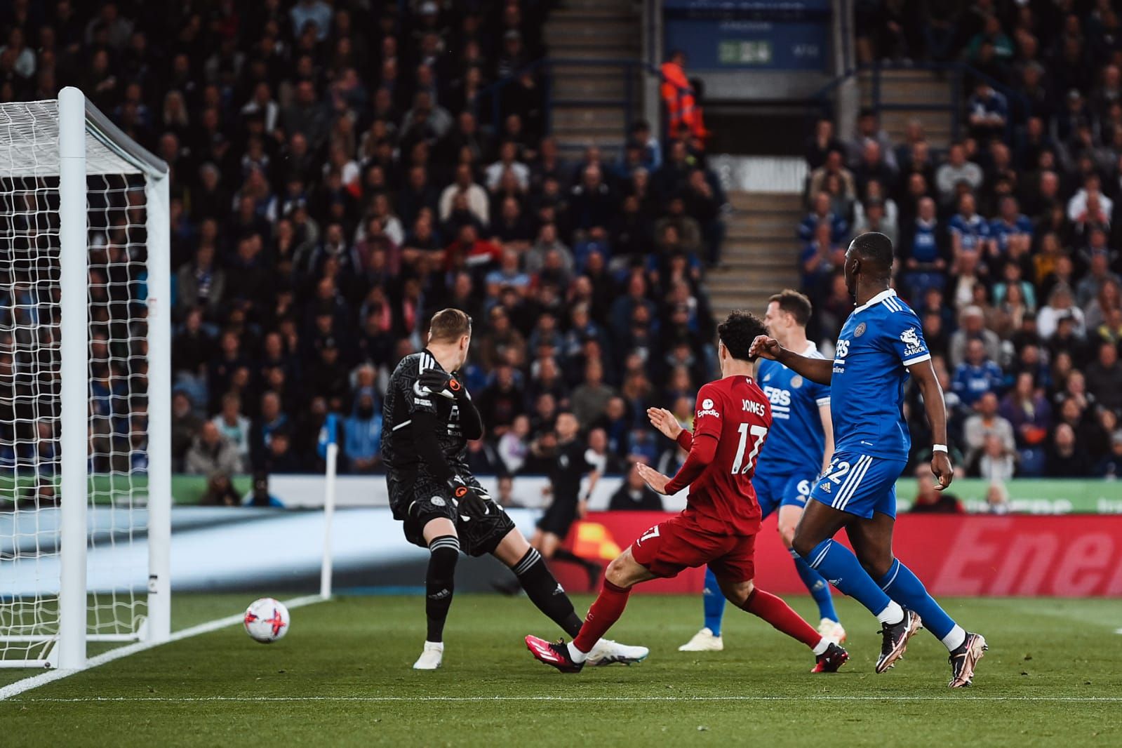 Curtis Jones mencetak brace ke gawang Leicester City. Liverpool menang 3-0.