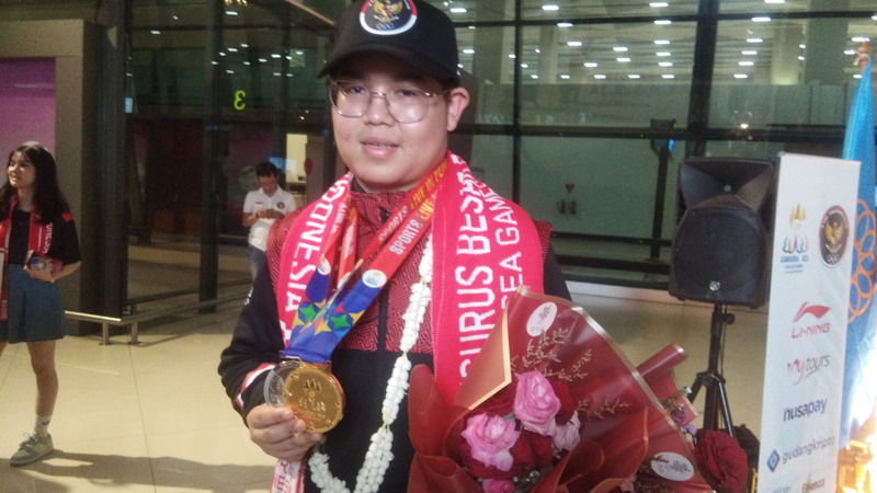 Satar menunjukkan dua medali yang ia raih pada acara penyambutan Timnas PUBG Mobile Indonesia SEA Games di Terminal 3 Internasional Bandara Soekarno-Hatta. Ia kembali mewakili Indonesia pada ajang Asian Games 2022.