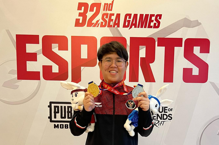 Atlet PUBGM Solo Alan Kumaseh berpose dengan medali emas di cabang esports SEA Games 2023 Kamboja.