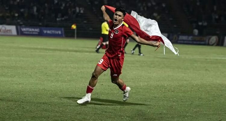 Muhammad Ramadhan Sananta, Pesepak bola Timnas Indonesia U-22 yang berhasil mencetak dua gol untuk Indonesia tengah berselebrasi karena berhasil merebut medali emas sepak bola SEA Games 2023