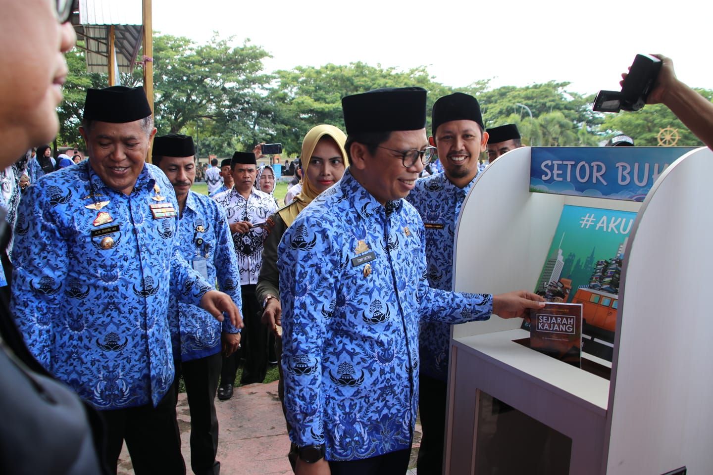 Momen saat Wakil Bupati Bulukumba Tomy Satria Yulianto memasukkan buku donasi ke Kotak Pustaka dalam acara launcing Kotak Pustaka, 2018. 