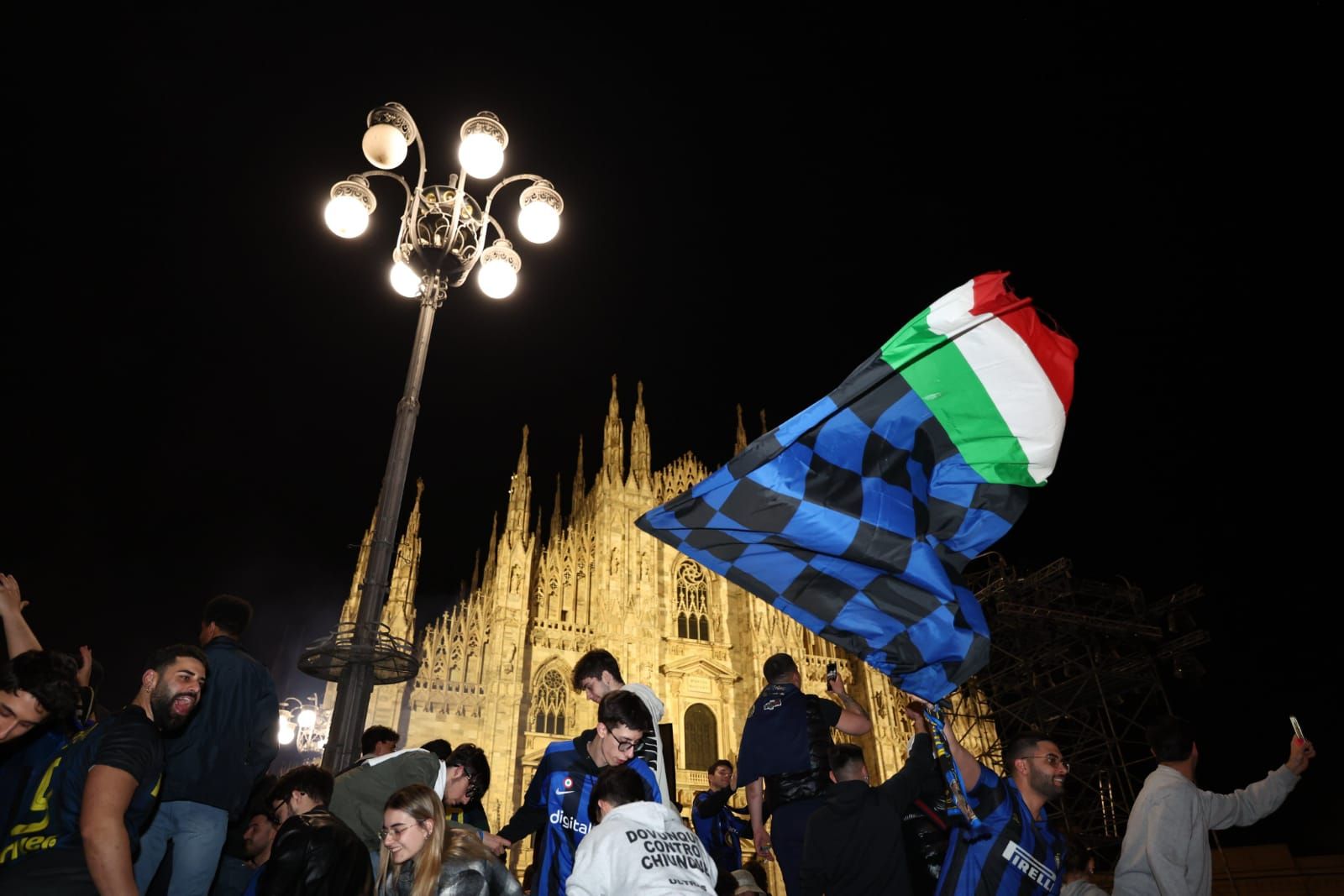 Pendukung Inter Milan merayakan kemenangan atas AC Milan dan menyebut Milan is blue and black.