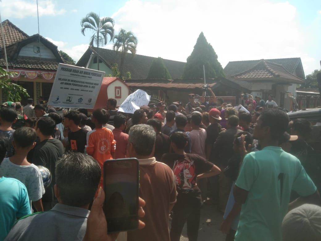 Ratusan massa aksi di kantor desa Aikmel.