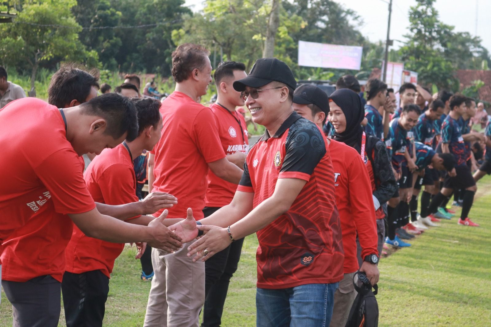 Ketua Umum Askab PSSI Purbalingga HR Bambang Irawan memberikan sambutan saat pembukaan turnamen sepakbola Jati Kuat Cup 2023, di lapangan desa Kedungjati, Kecamatan Bukateja, Kamis (18/5/2023).