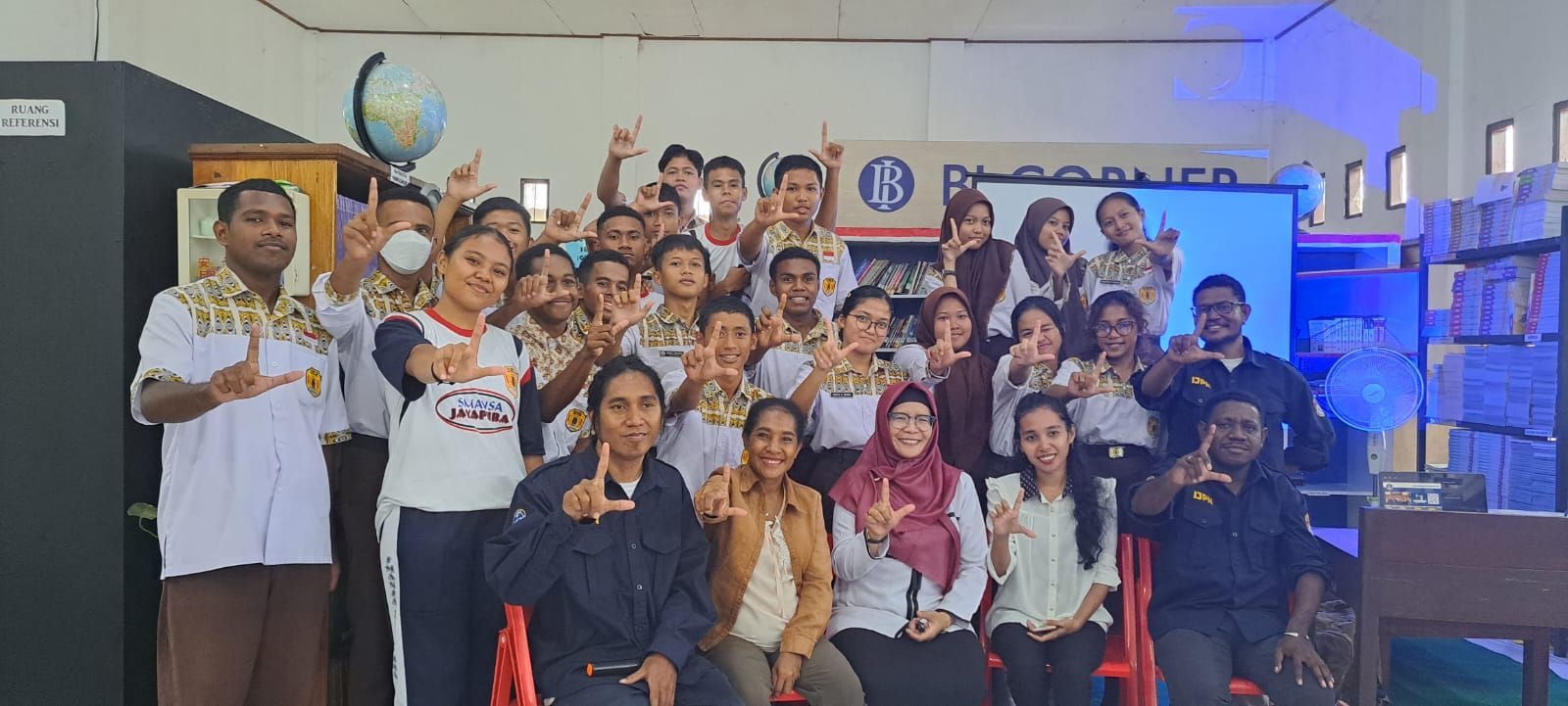 Pose bersama siswa-siswi dan guru bersama pengurus  Ikatan Jurnalis Pelajar Nusantara beserta pemateri 