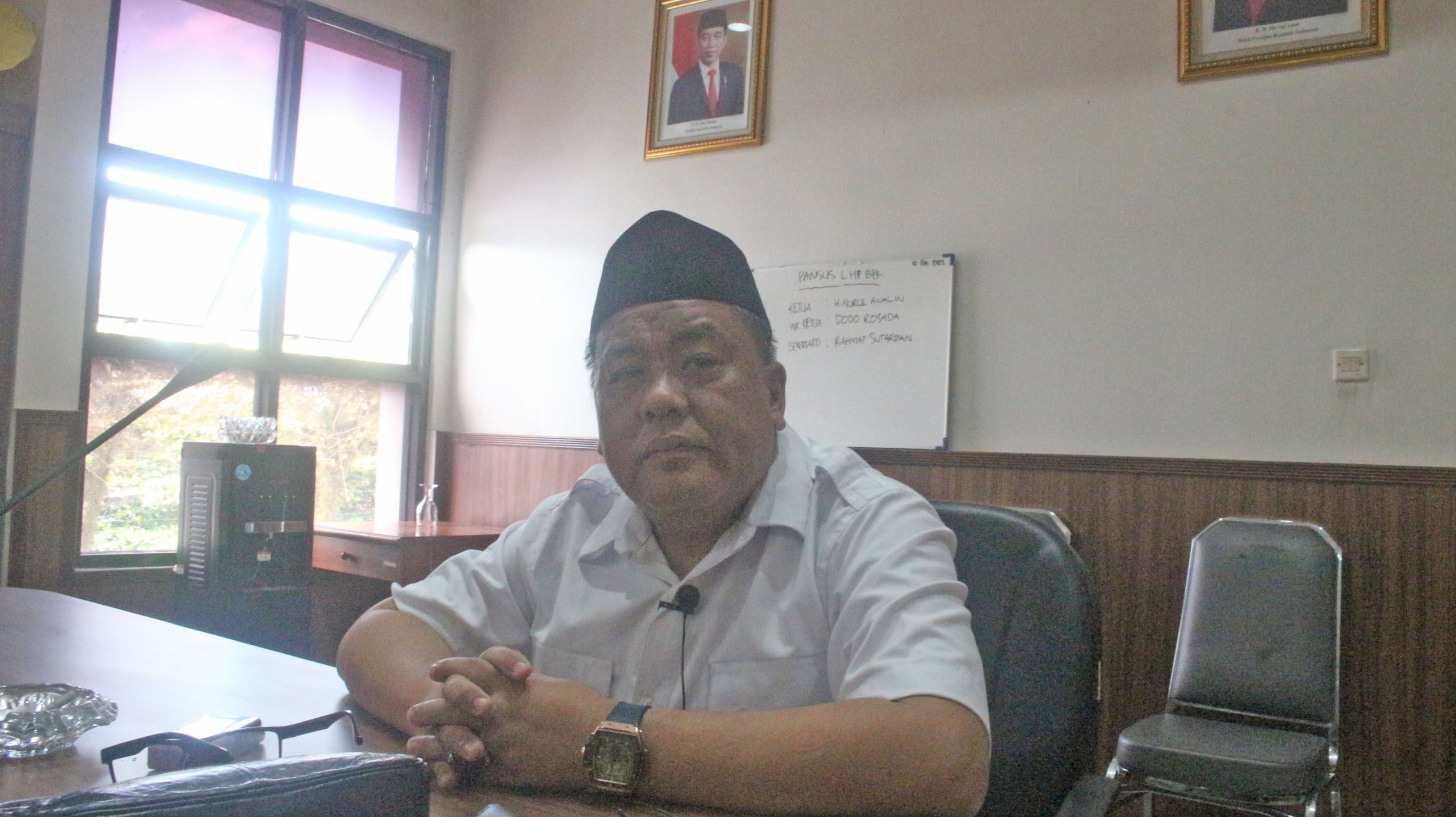 Ketua Pansus, H. Nurul Awalin S.Ag, M.Si saat diwawancara Kabar Priangan