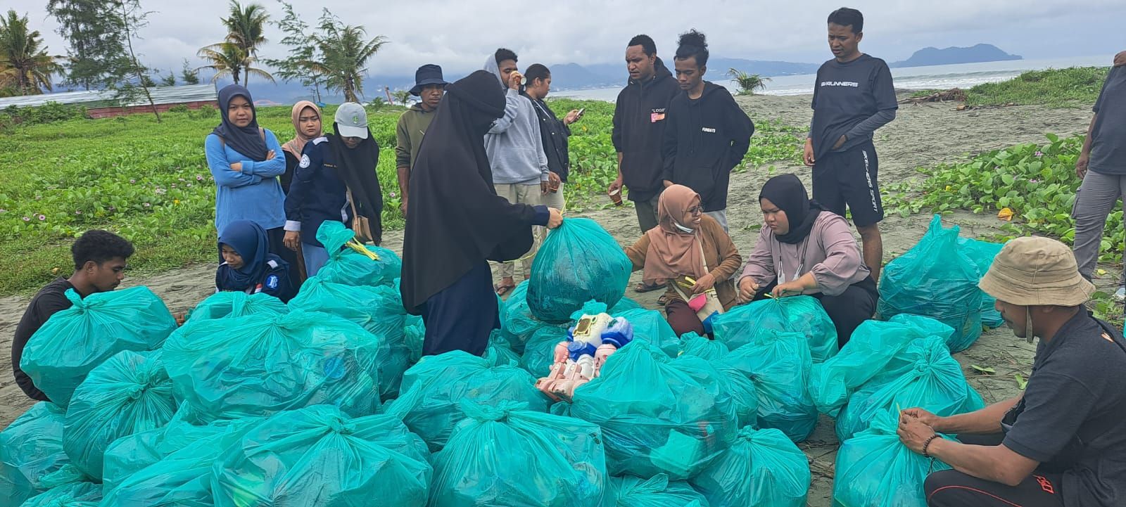 Suasana penumpukan sampah plastik yang dikumpulkan oleh Kantor Antara Biro Papua dan Rumah Bakau Jayapura  di Pantai Holtekamp, Jumat (19/5)