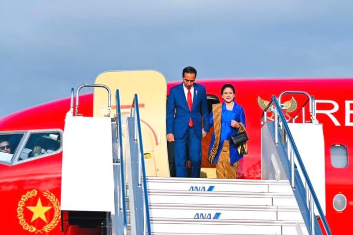 Presiden Joko Widodo dan Iriana keluar dari pesawat kepresidenan Indonesia-1 setibanya di Bandara Internasional Hiroshima, Jepang, pada hari Jumat, 19 Mei 2023